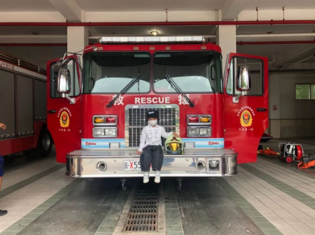 2019年8月18日，患有骨外尤因肉瘤的6歲男孩小睿實現了當消防員的夢想。
