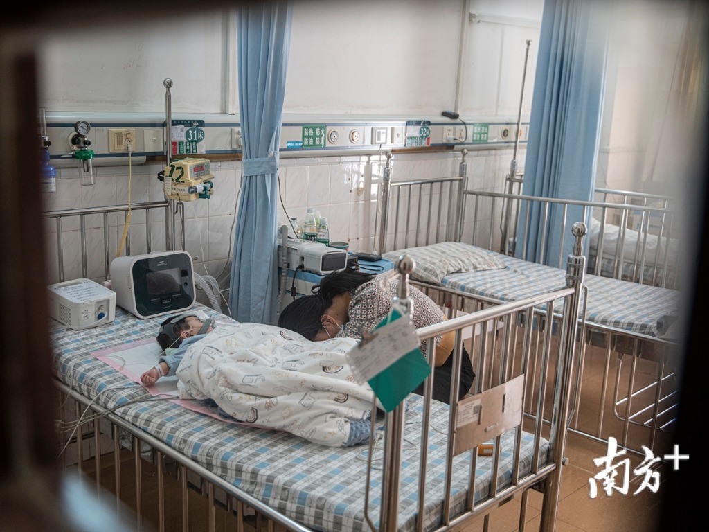 媽媽照顧病兒，身心俱疲。