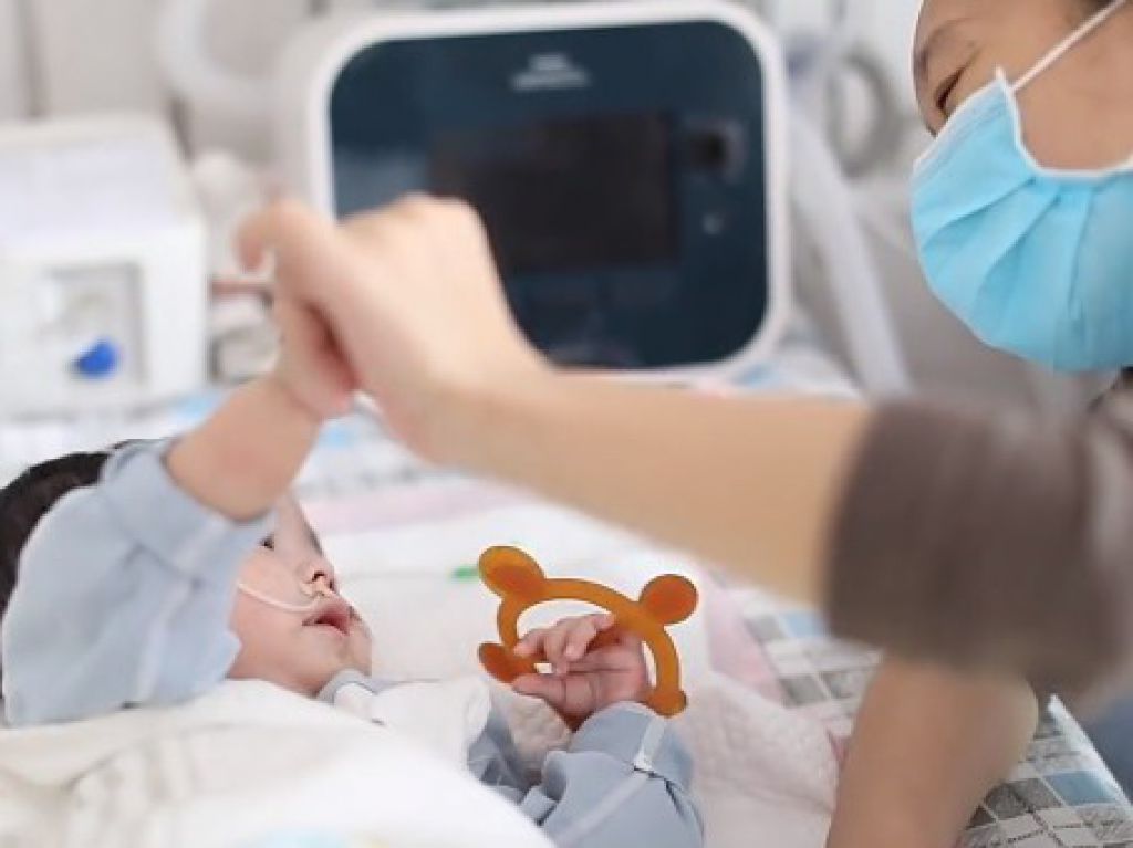 媽媽盼兒子健康成長。