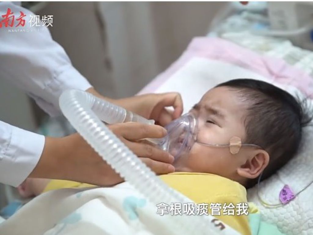 脊髓性肌肉萎縮症導致肌肉無力和萎縮，會影響爬行、步行、舉起手、移動頭部頸，呼吸和吞嚥等日常活動。
