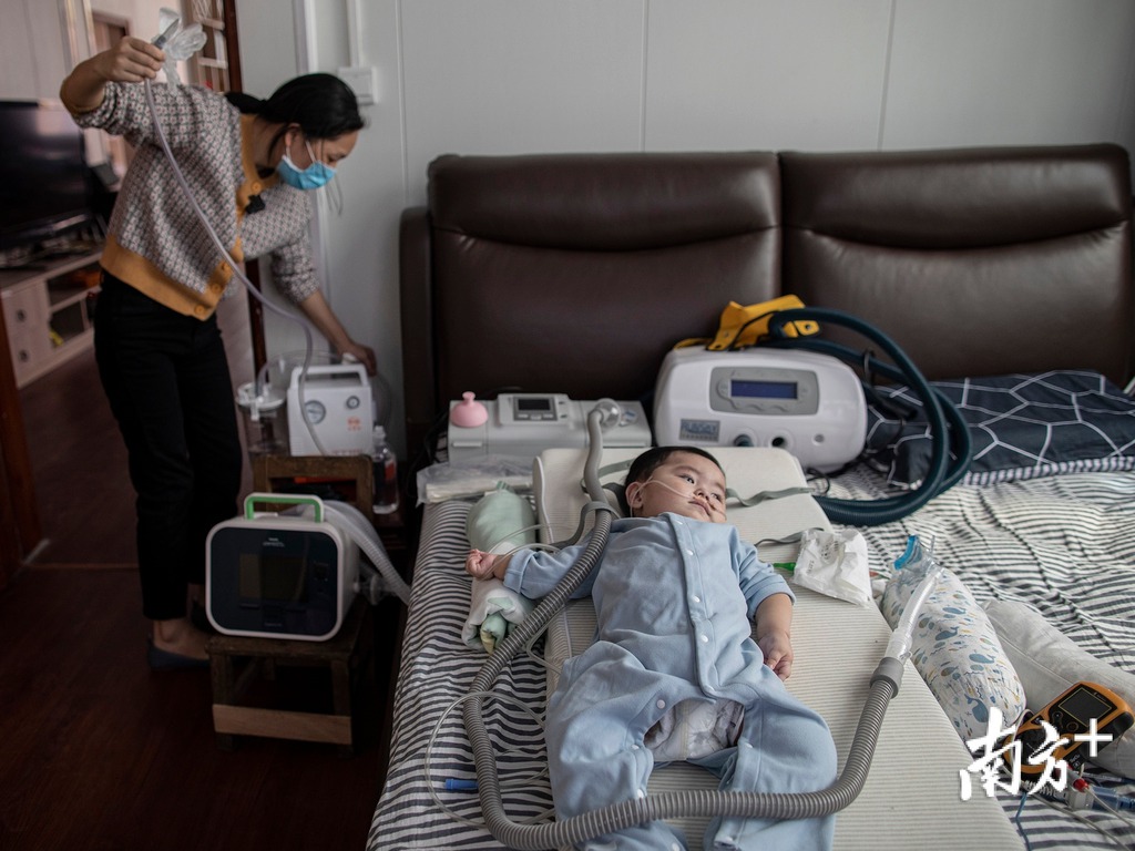 在家中有很多醫療設備，變成小型ICU病房。
