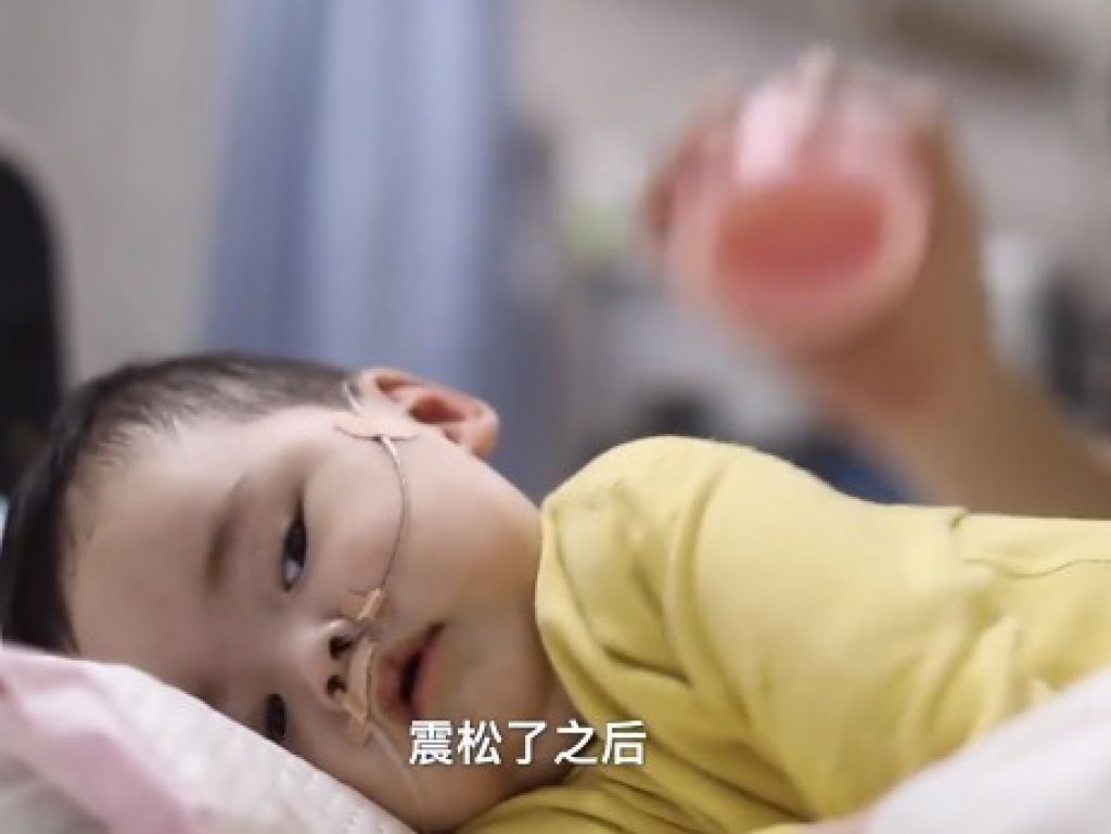 兒子肺部積很多痰，需經常拍痰抽痰。