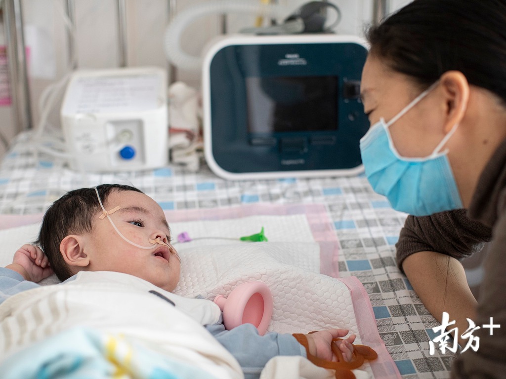 媽媽杜佳主力照顧兒子。