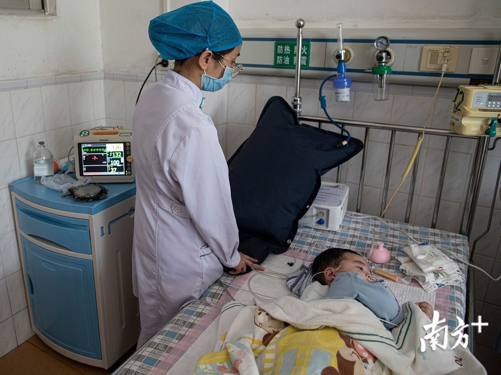 醫護用心照顧「米粒」。