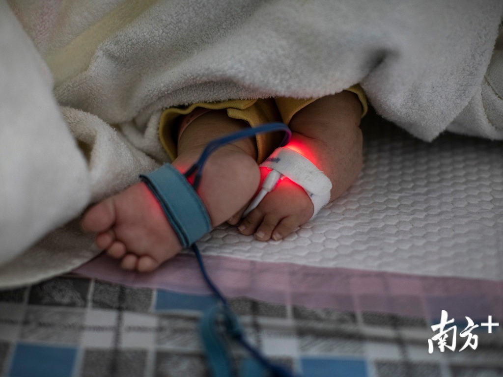 身上裝有很多儀器。