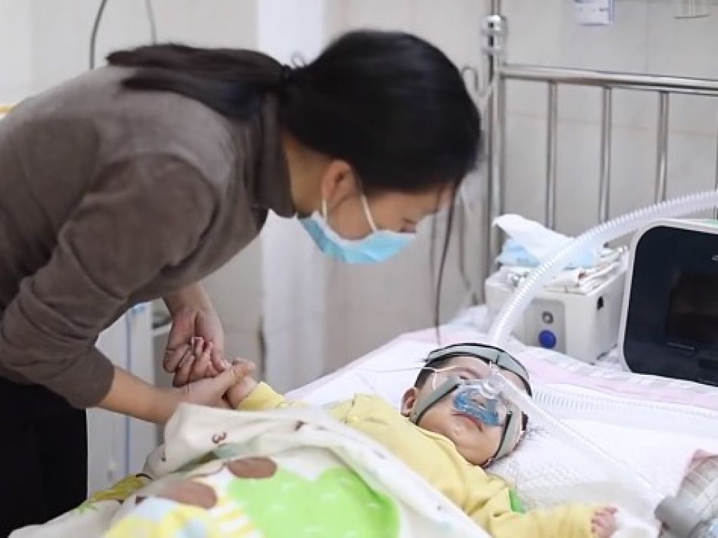 兒子入院，媽媽全天侯陪伴。