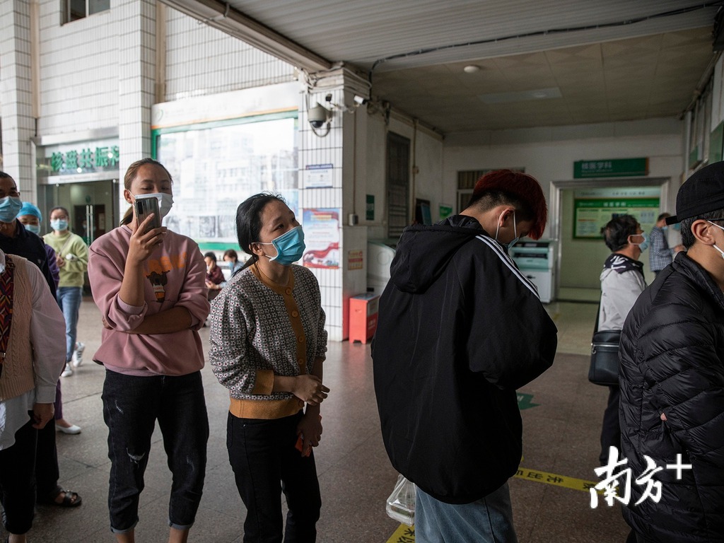 媽媽在醫院排隊辦理手續。