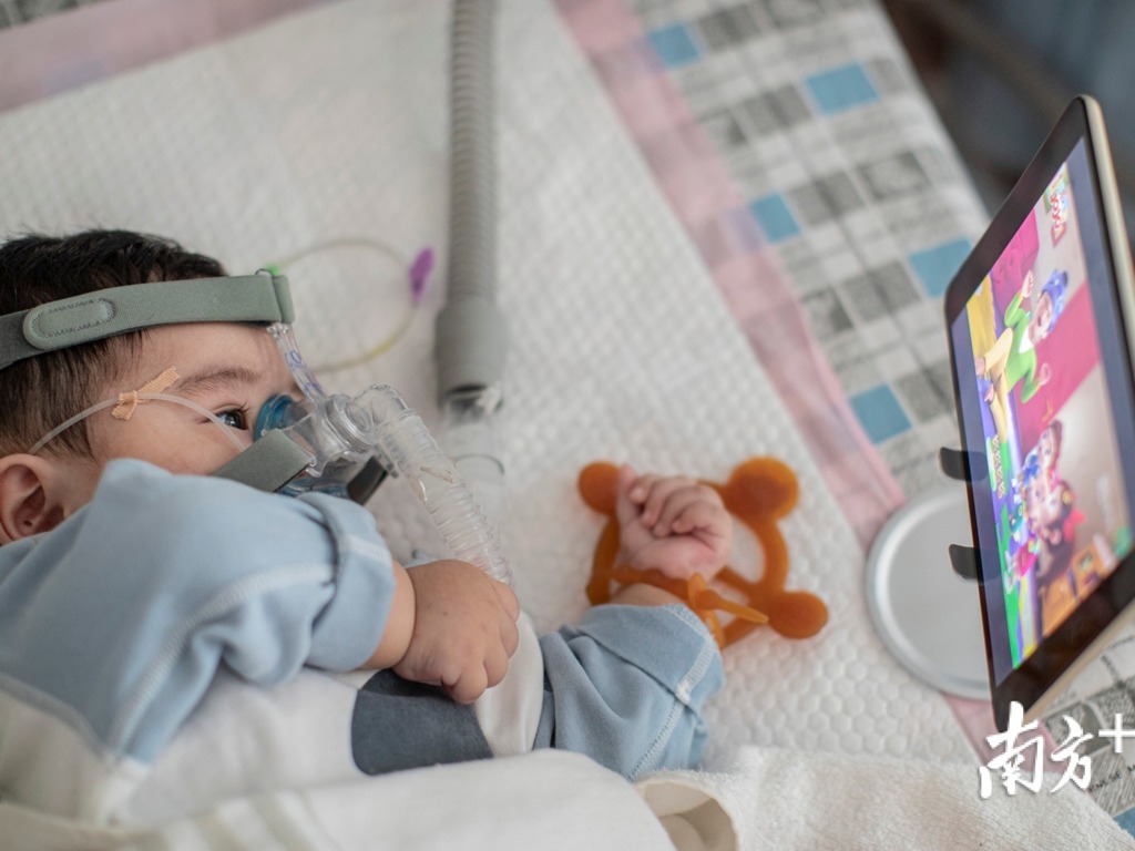 米粒在醫院看卡通影片。