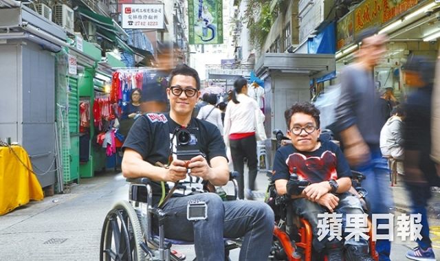 【伤健体验】欧锦棠辘住轮椅影相 靠双掌车前到后