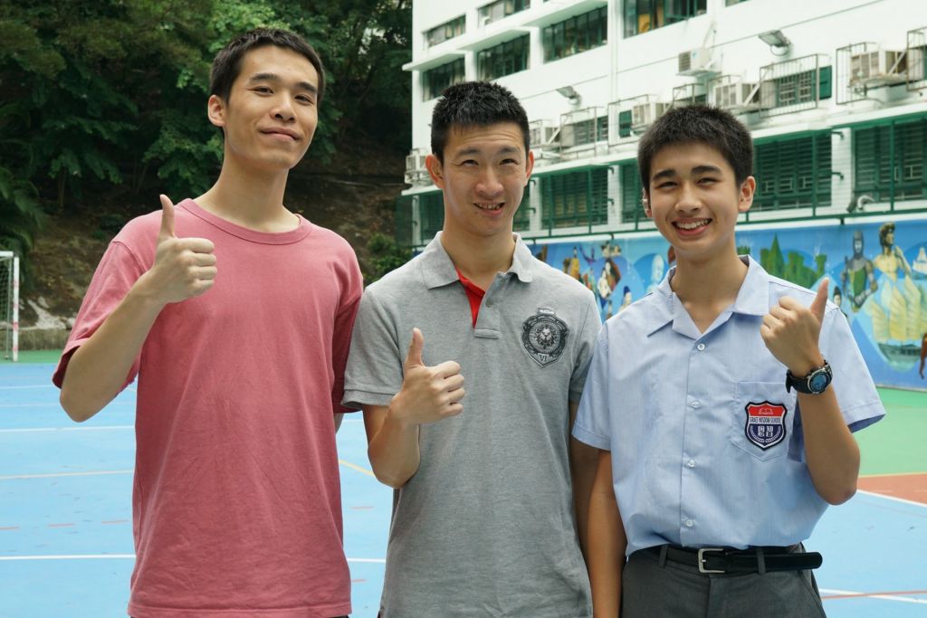 蘇媽大讚幾位演員外形動靜都跟蘇樺偉好神似，在左起偉仔梁仲恆、蘇樺偉和少年偉仔馮皓揚。(《 媽媽的神奇小子》劇照 電影公司提供 )