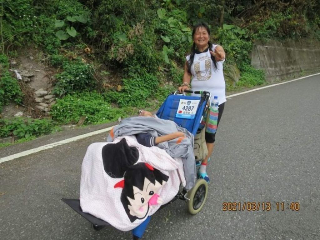 帶腦麻痺囝囝完成154場長跑賽 台灣小比媽媽: 跑得一場得一場