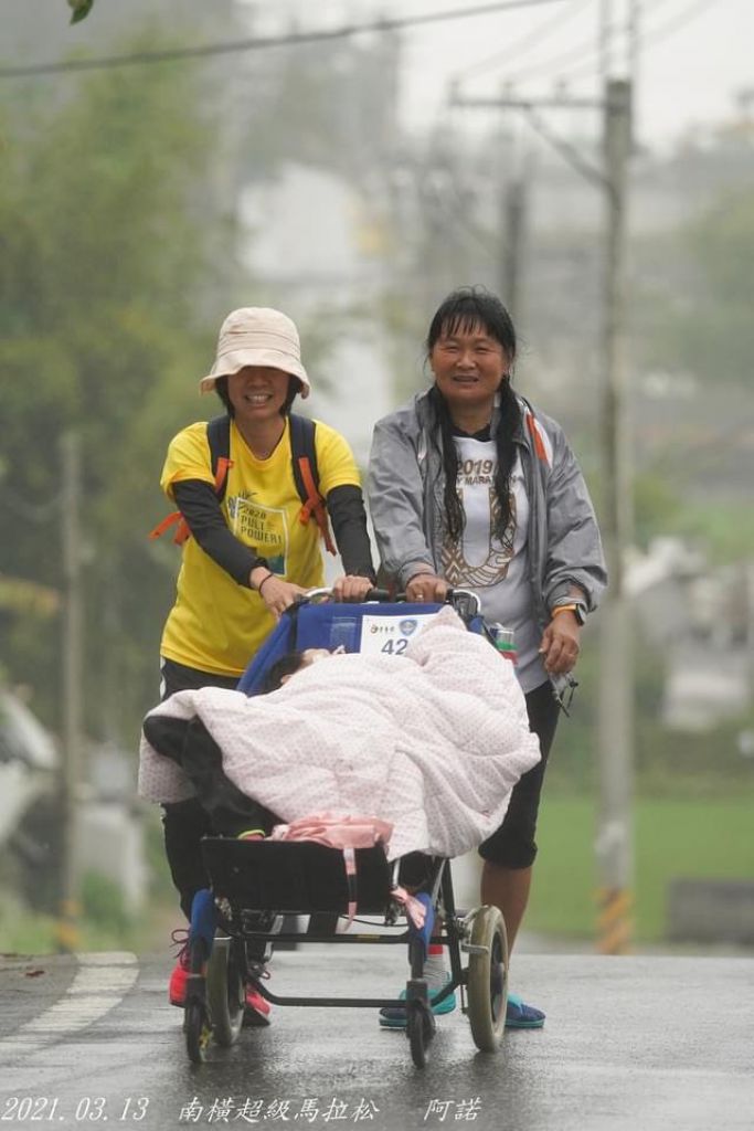陳嘉齡以特製推車，日前帶兒子比比完成南橫超級馬拉松，這是母子倆一起完成的第154場馬拉松路跑。