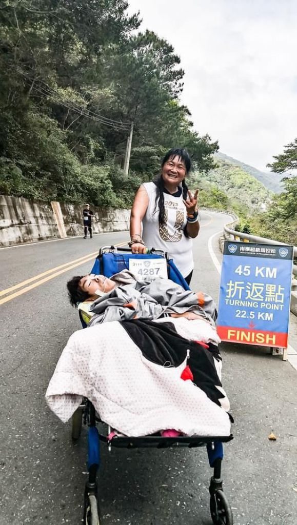 陳嘉齡以特製推車，日前帶兒子比比完成南橫超級馬拉松，這是母子倆一起完成的第154場馬拉松路跑。