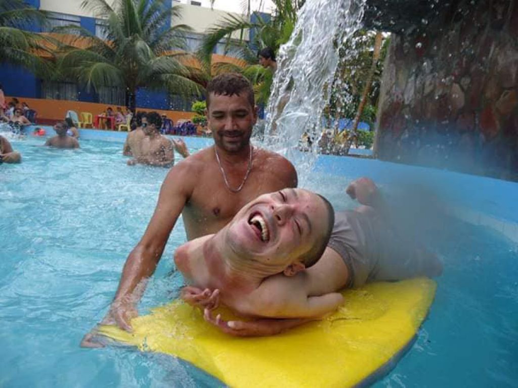 Claudio Vieira de Oliveira 在他人陪同下可以玩水上活動。
