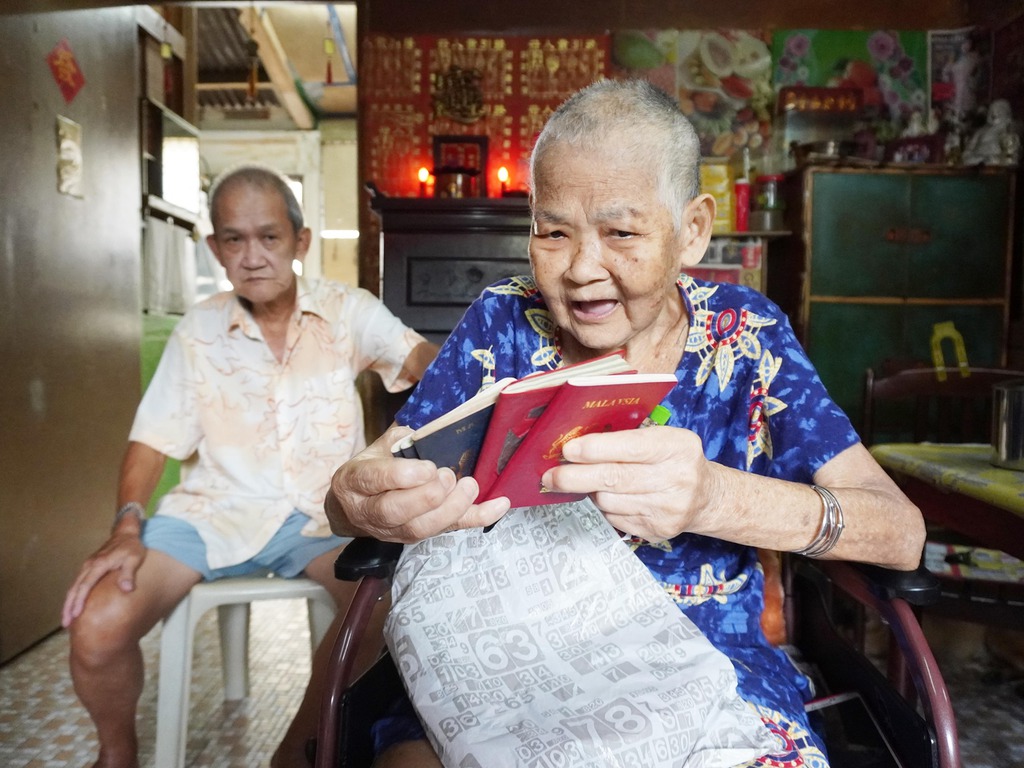 76歲婆婆施美華為照顧78歲伯伯何漢輝，每日來往新馬兩邊走。