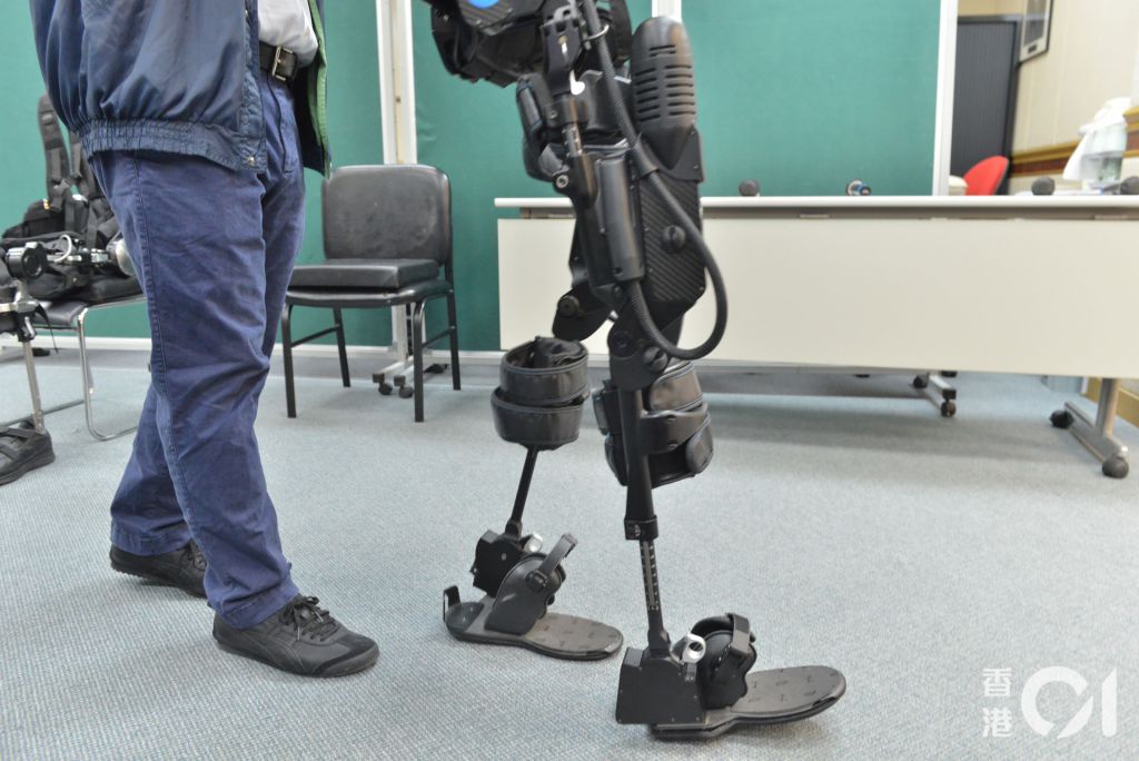 機械腳則可按患者的能力「度身訂造」地訓練，當患者只餘下20%肌肉活動能力，機械腳經調校後可協助他餘下的80%力量。（麥理浩復康院提供）