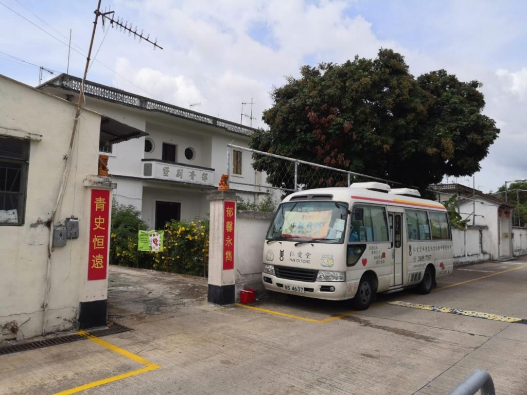 流動中醫醫療車走入鄉郊地區，為元朗八鄉吳家村居民提供中醫服務，惠及行動不便人士。（仁愛堂提供）