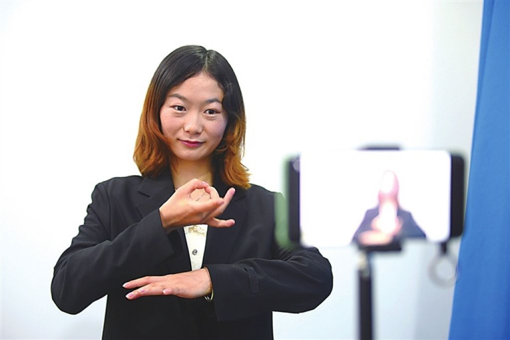 中國首位“聾人律師”譚婷：要為殘疾人撐起關愛的傘