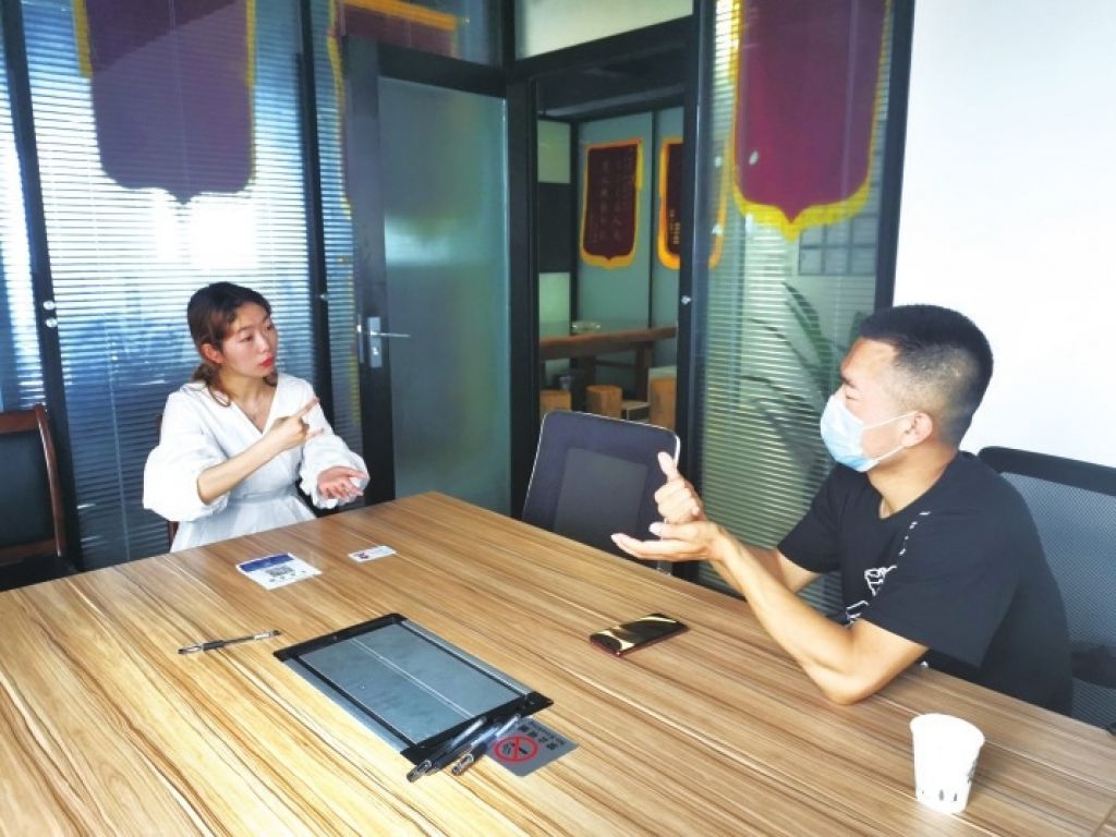 工作中的譚婷（左） （受訪者供圖）