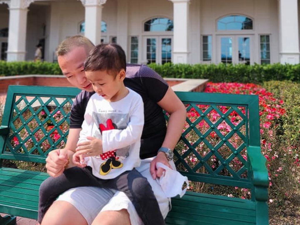 兒子喜歡遊迪士尼公園，爸媽不時抽空帶兒子去玩。(「小鐵漢媽媽」fb圖片)