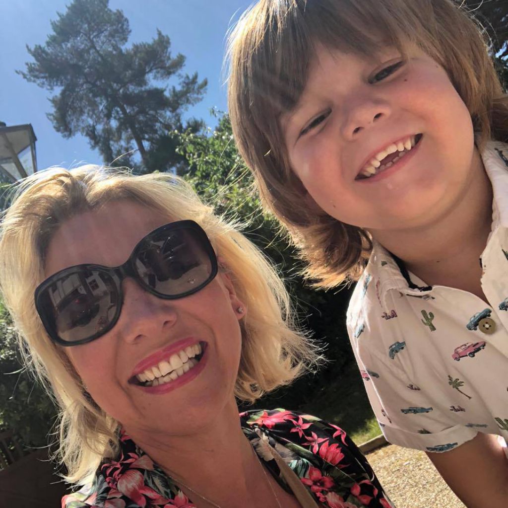 英國媽媽Natalie帶有自閉症的5歲兒子Rudy外出散步時，兒子「扭計」趴在地上哭鬧。（FB圖片）