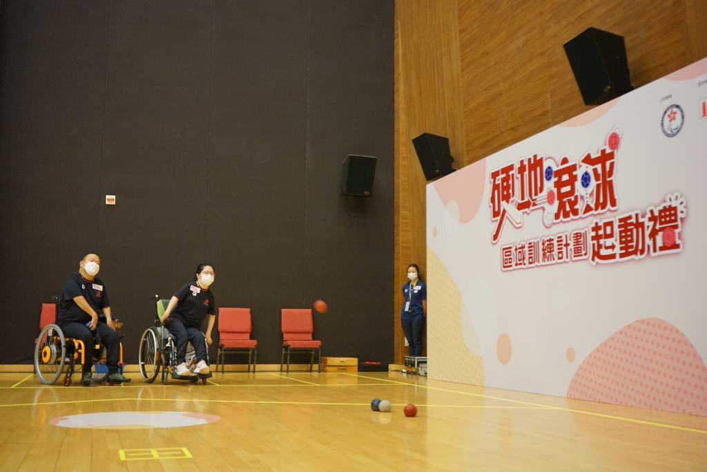 兩屆殘奧金牌得主梁育榮（左）及去屆亞洲青少年殘疾人運動會銀牌得主張沅（右）即席示範草地滾球玩法。