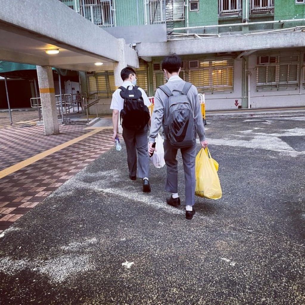 兩名中學生幫手拿重物，並帶婆婆回家。(facebook 圖片)
