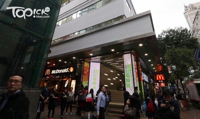 灣仔電腦城大門前的梯級，是輪椅使用者的死穴。