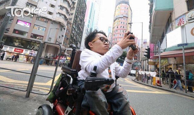 坐輪椅游走城市拍攝 體驗不一樣的角度