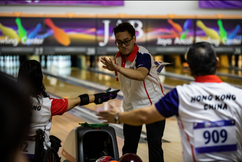 周培坚（中）18年代表香港出战亚残运，最终于双人赛夺第五名。相片由香港残疾人奥委会暨伤残人士体育协会提供
