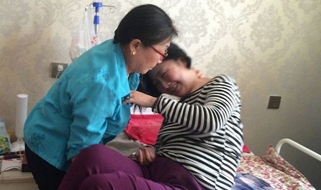 婆婆聽到這句媽媽激動地哭了。