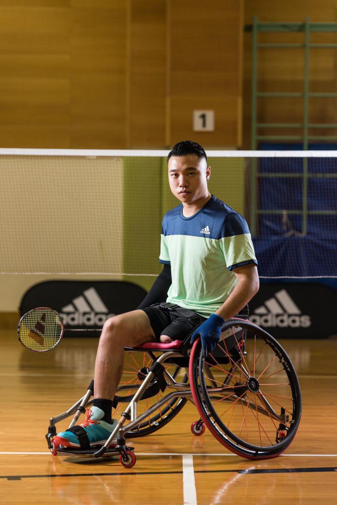 要做到轮椅人车合一兼打毛球，陈浩源花了极长时间去适应。