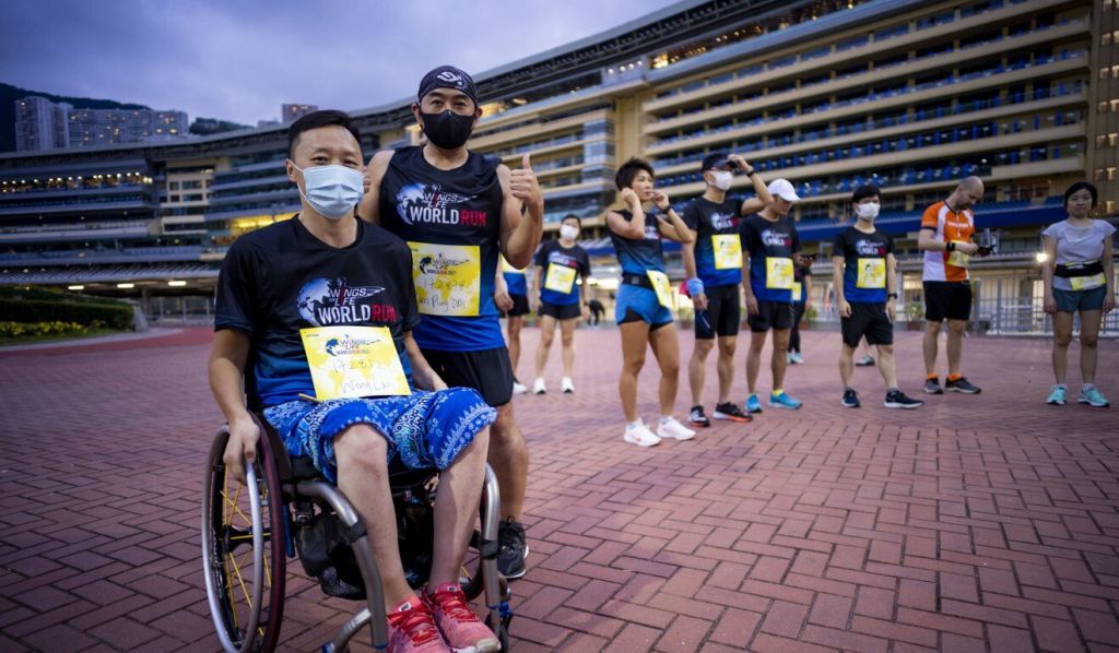 林永荣和朋友戴金平（Ding Kim-ping）参加了2021年世界之翼生命之路的香港应用跑马地跑马地。