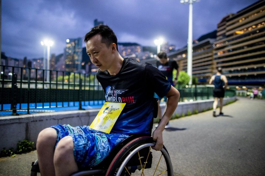轮椅运动员Wing Lam从脊髓受伤中脱颖而出，向残疾人发出信息-“平等是一种心态”