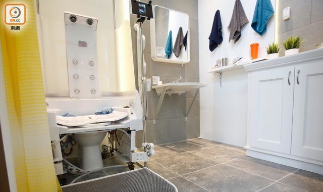 體驗館擁有不同貼心設計並以長者角度出發，如於洗手間內鋪上安全地板及全自動沖涼機，以免跌倒受傷。