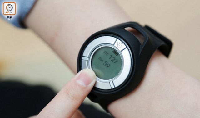 智能手錶能透過量度脈搏傳遞時間，測量佩戴者的血壓，預測心臟病發。