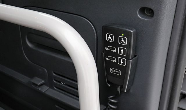 2.斜台升降控制器，设于尾箱右边。