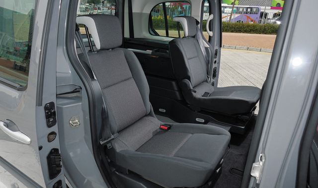 3.后排座椅中间位，已预留摆放轮椅位置。