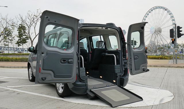 1.全电动升降斜台，方便车主照顾伤健人士。