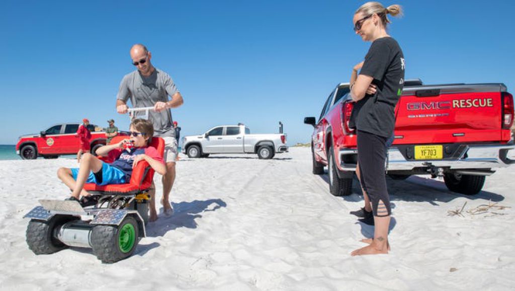 喜爱海滩的纳瓦拉男孩 - 在社区付出努力，获得定制的轮椅