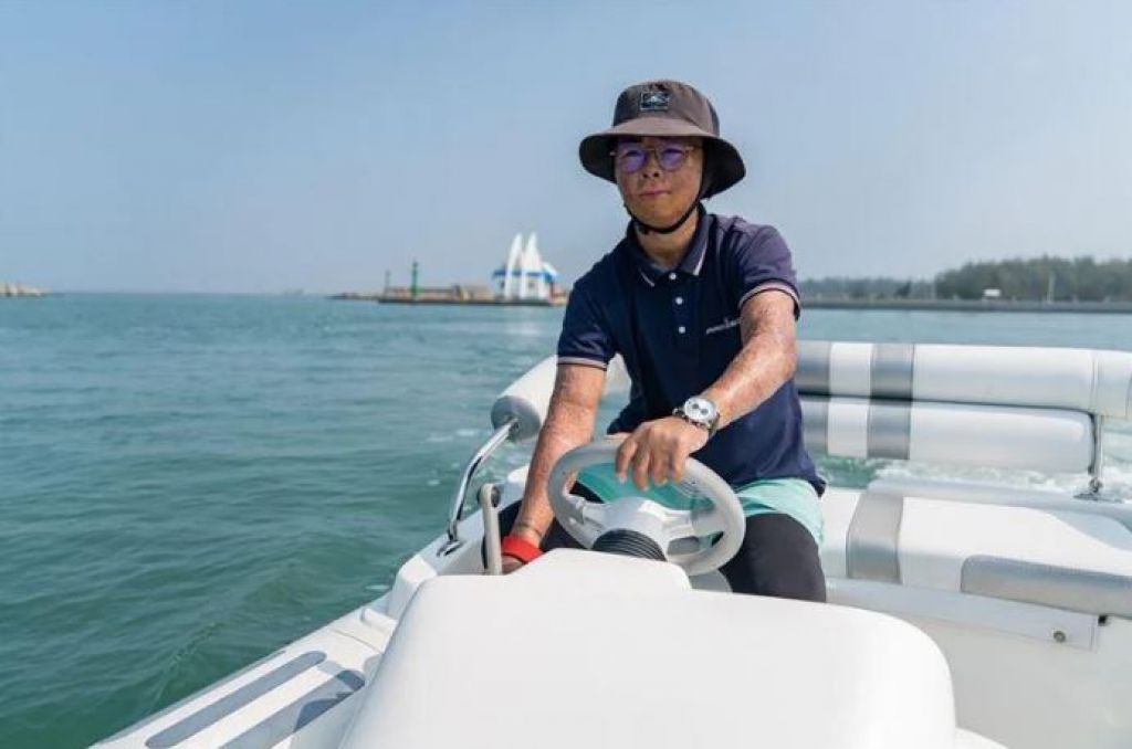 陈薇涵在新工作中挑战解锁驾驶游艇。