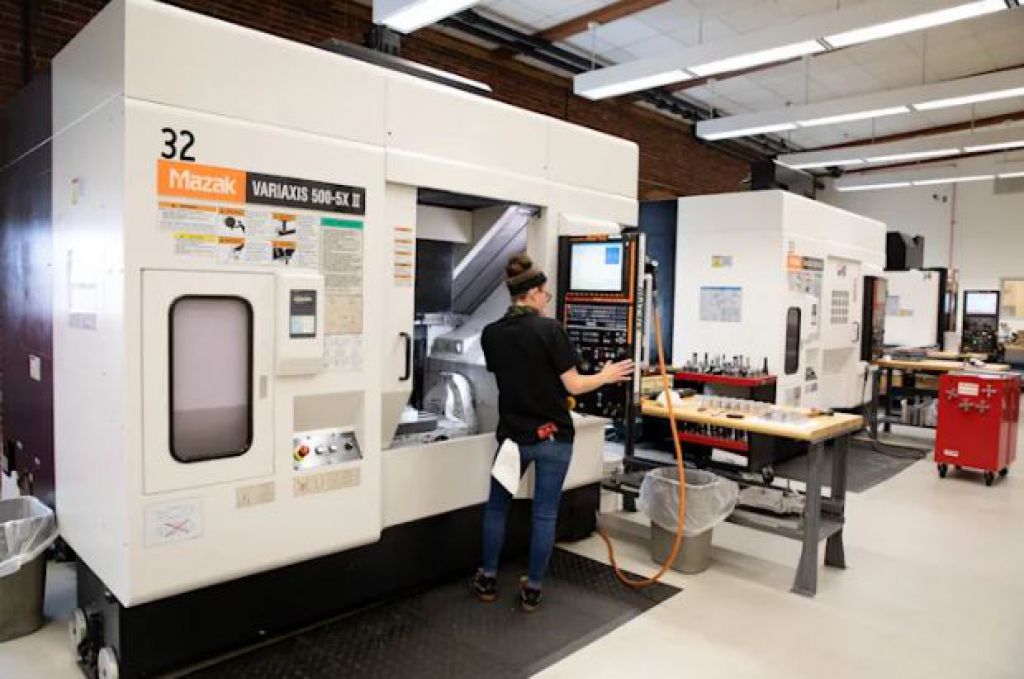 新罕布什爾州曼徹斯特DEKA Research的機械師Dana Stark製造了iBOT的零件。