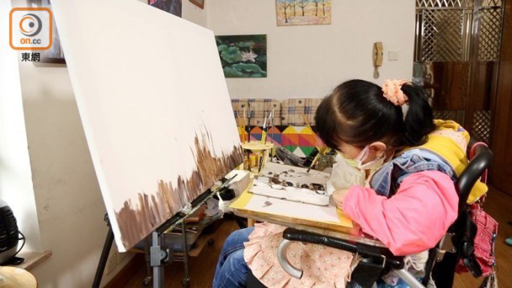 Koko跟随老师学画画后就爱上绘画，即使常人画5分钟的动作自己就要30分钟，也坚持自己的艺术路。