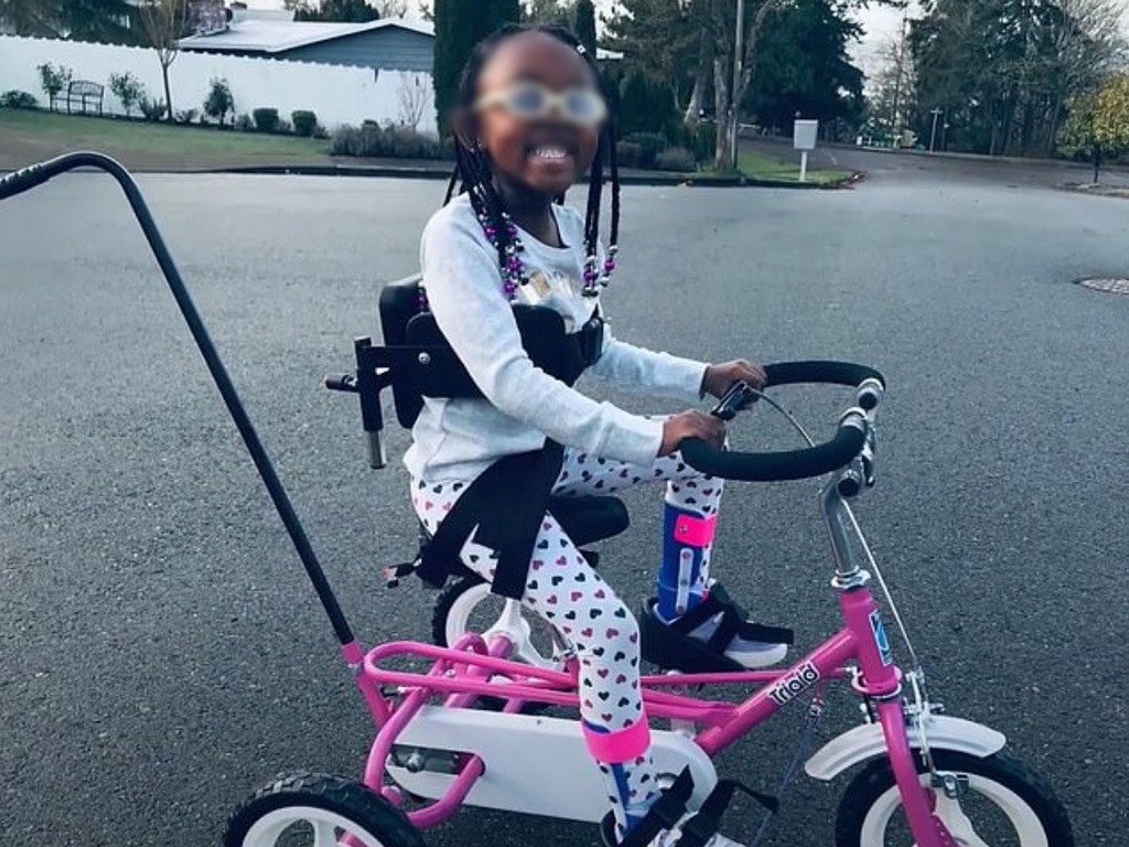 Sophie 要養女使用腳部支架和輪椅。