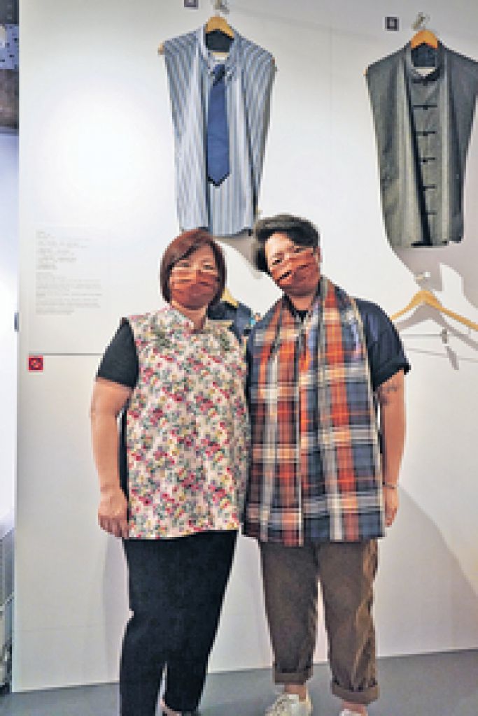 「睿程工作室」創辦人姜太照顧年邁母親時有感，因此設計出精美的圍巾，減少長者的尷尬。