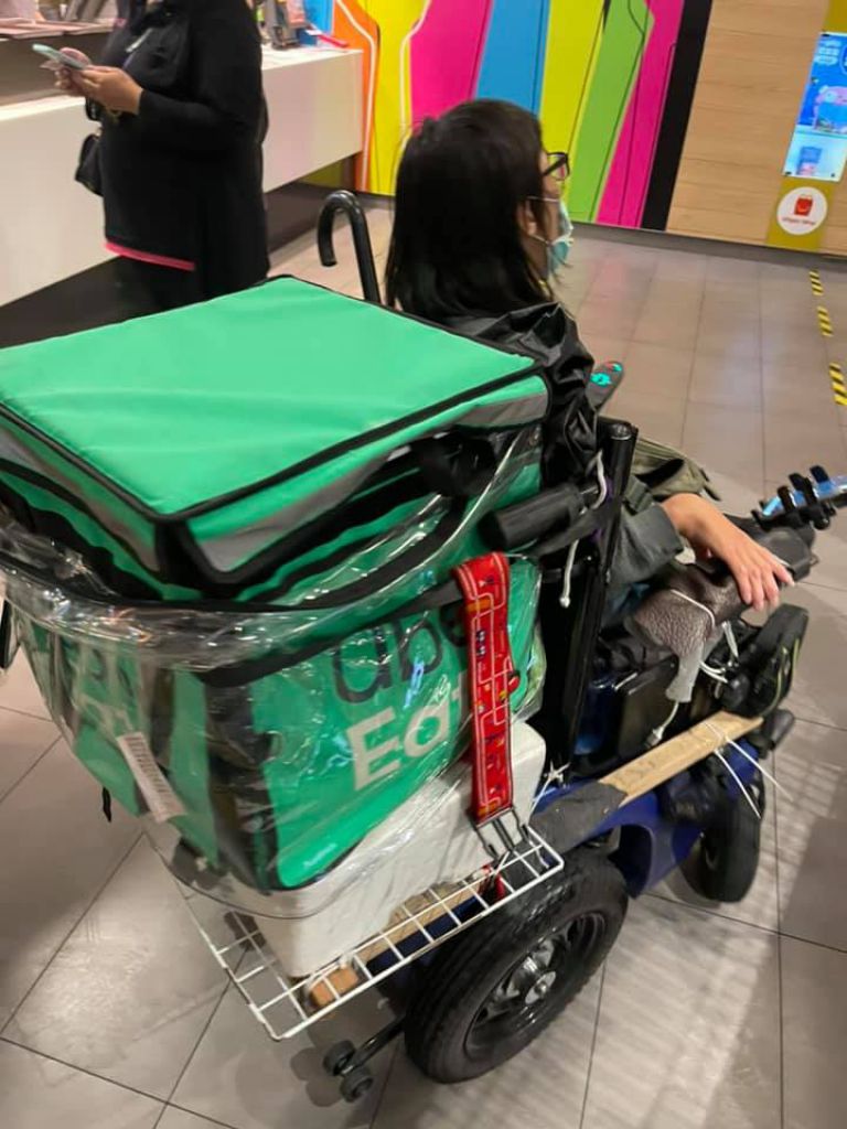 今年24岁的维维因出生时缺氧，导致重度脑性麻痹，但他不向命运低头，不放弃自己的人生，于今年3月开始骑著电动轮椅车当起外送员。