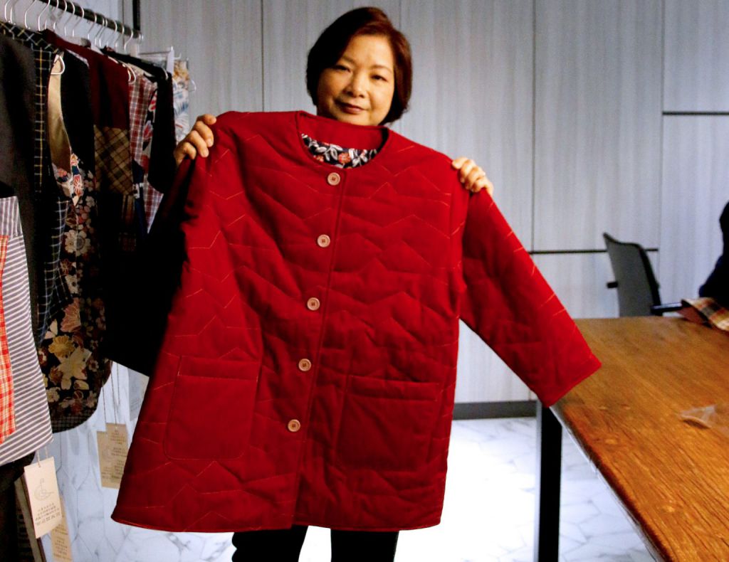 姜太和机构合作，一方面以棉袄来训练身心障碍员工练车线，同时亦可把成品捐赠予老人家。