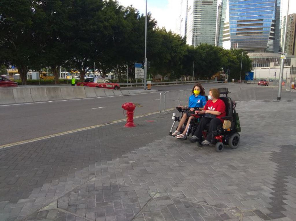 華姐（圖右）及安琪使用電動輪椅四出走動積極人生，並無障礙，與健全人士無異，啟發了身邊很多人。