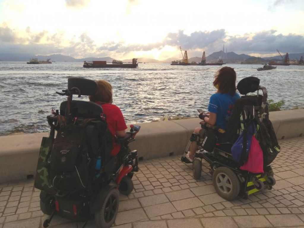 苹果基金｜电动轮椅人士看日落 互相加油 积极人生