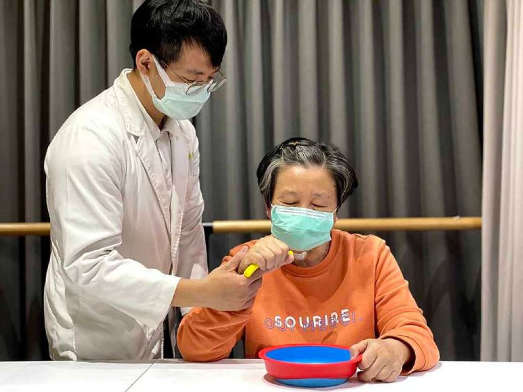 照顾者可以用比较浅的不锈钢碗，让中风病患练习自理。